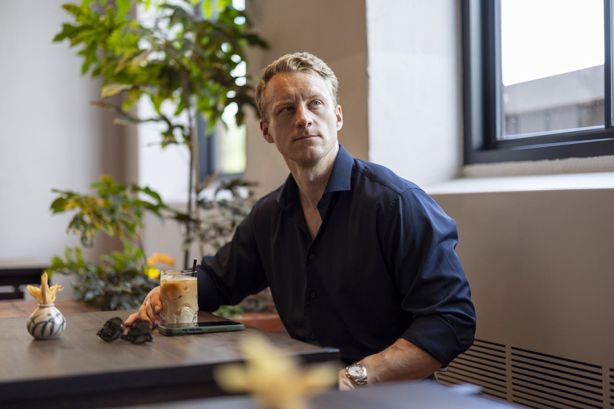 Rasmus Palsgård ved et cafébord