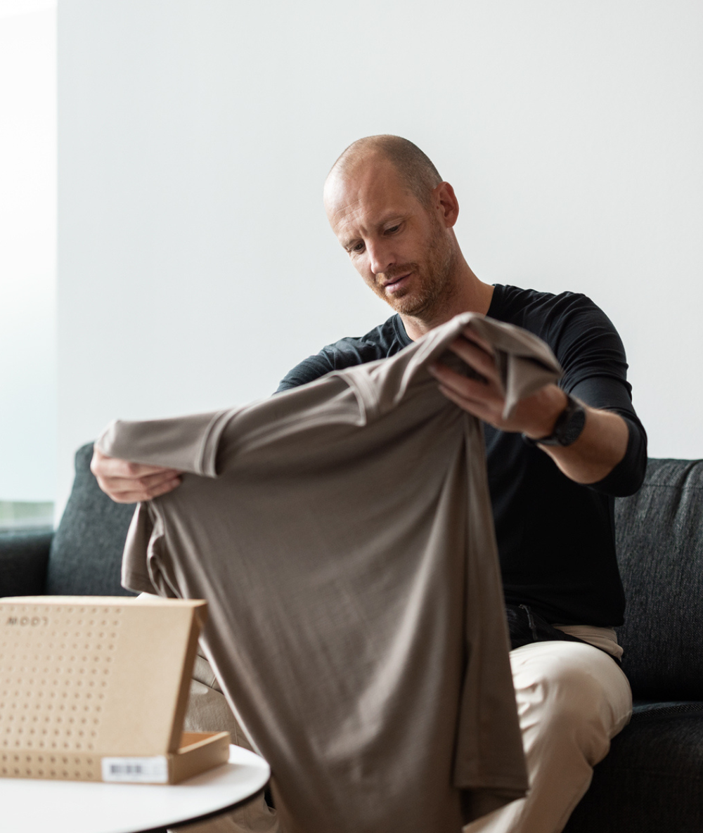 Anders Lorentzen unfolding a LOOW merino T-shirt